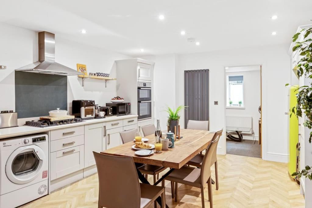 Luxurious 3 Bedroom In Park Estate Apartment *